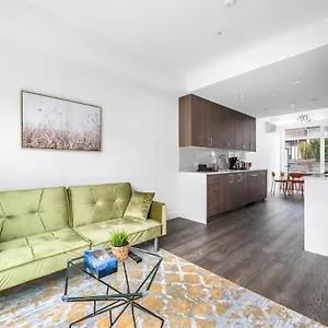  Holiday home New 3bd Townhouse Near Qe Park